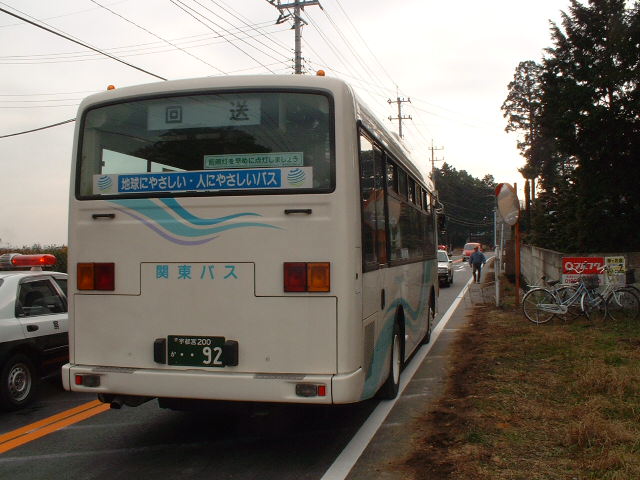羽黒山の梵天祭の臨時バス乗車後に撮影したものです、隣のパトカーは交通整理のためにきてました