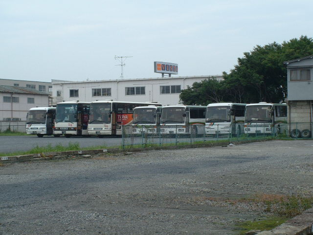 東野交通西原車庫に並ぶ、東野の貸切車と那須交通の特定車たち