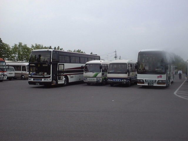 左から、東武ダイヤルバスのレインボー７、富士観光バスのセレガＧＪ、康栄観光バスのローザ、馬頭交通のローザ、あいば観光バスのいすゞガーラ２